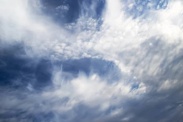 Fehér Göndör Felhők Kék Égen Égbolt Háttér — Stock Fotó