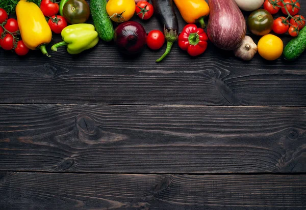 Koyu Ahşap Arka Planda Vitamin Açısından Zengin Çok Renkli Sebzeler — Stok fotoğraf