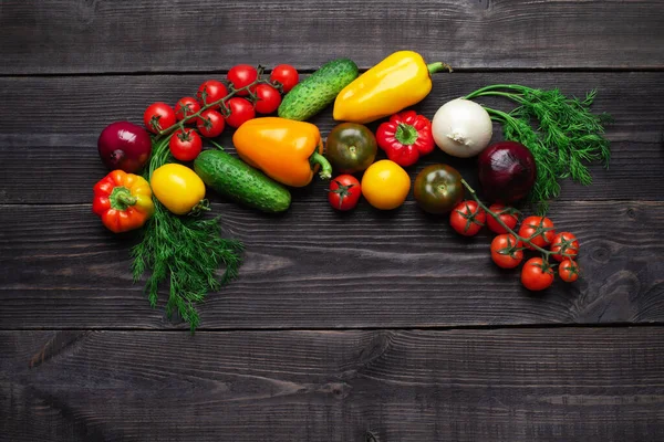 Verdure Multicolori Fresche Ricche Vitamine Uno Sfondo Legno Scuro Sono — Foto Stock