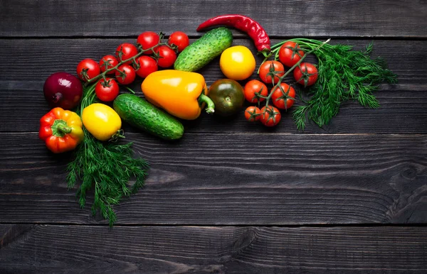 Verdure Multicolori Fresche Ricche Vitamine Uno Sfondo Legno Scuro Sono — Foto Stock