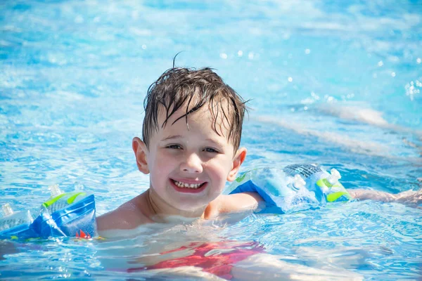 Niño Una Piscina Infantil Volantes Brazo Sonriendo Feliz — Foto de Stock