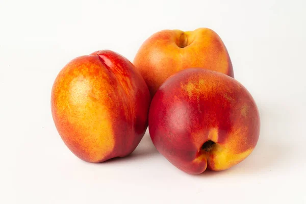 Drie Sappige Oranje Nectarines Close Een Witte Achtergrond Stockfoto