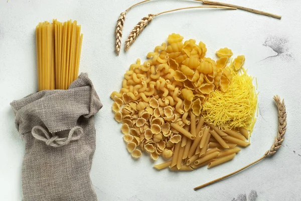 Verschillende Soorten Pasta Spaghetti Jute Droge Tarwespikkels Stockfoto