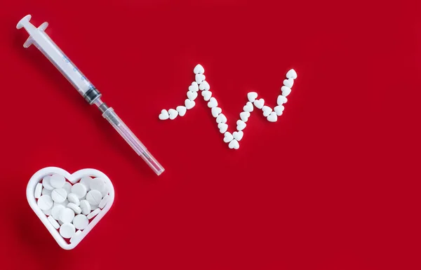 Hartvormige Pillen Vorm Van Een Cardiogram Spuit Witte Pillen Een Stockafbeelding