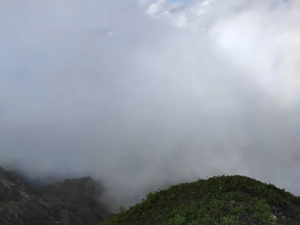 山の上に雲が — ストック写真
