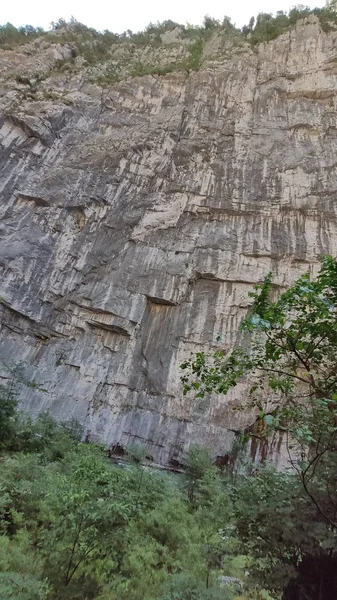 Berrak Mavi Gökyüzü Etrafındaki Dağlar — Stok fotoğraf