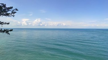 Mavi gökyüzü ve deniz üzerinde bulutlar