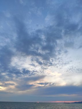 Mavi gökyüzü ve deniz üzerinde bulutlar