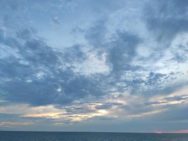 Mavi gökyüzü ve deniz üzerinde bulutlar