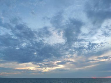 Mavi gökyüzü ve deniz üzerinde bulutlar