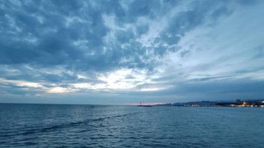 Mavi gökyüzü ve deniz üzerinde bulutlar