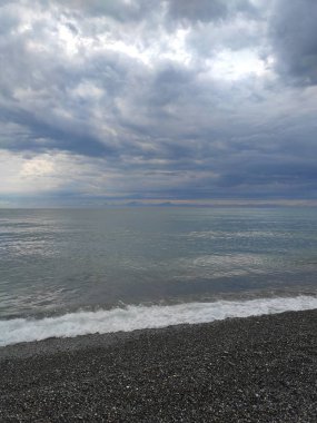 Mavi gökyüzü ve deniz üzerinde bulutlar