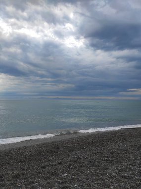 Mavi gökyüzü ve deniz üzerinde bulutlar