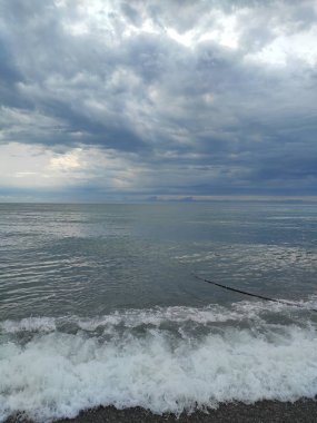 Mavi gökyüzü ve deniz üzerinde bulutlar