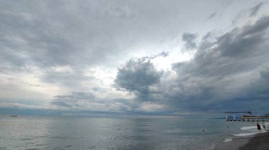 Mavi gökyüzü ve deniz üzerinde bulutlar