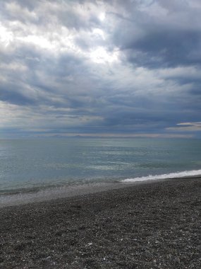 Mavi gökyüzü ve deniz üzerinde bulutlar