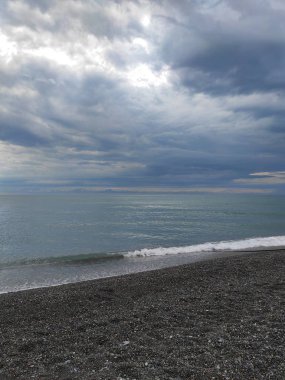 Mavi gökyüzü ve deniz üzerinde bulutlar