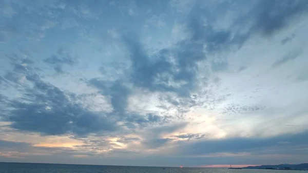 Blauwe Lucht Wolken Boven Zee — Stockfoto