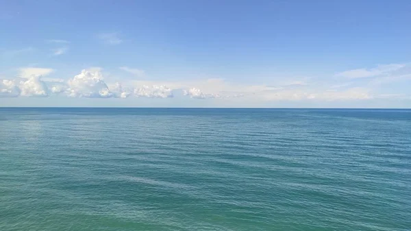 Blauwe Lucht Wolken Boven Zee — Stockfoto