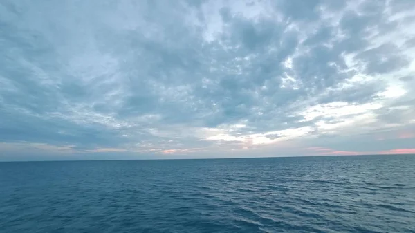Blauwe Lucht Wolken Boven Zee — Stockfoto