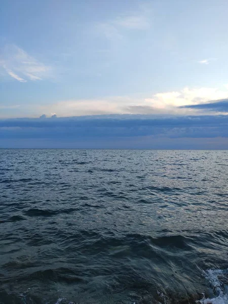 Голубое Небо Облака Над Морем — стоковое фото