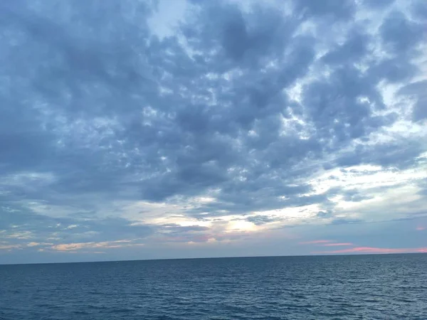 Blauwe Lucht Wolken Boven Zee — Stockfoto