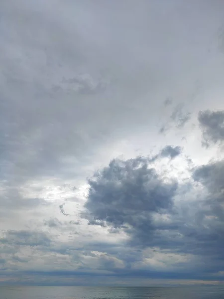 青い空と海の上の雲 — ストック写真