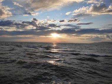 bulutlar ile deniz üzerinde gün batımı