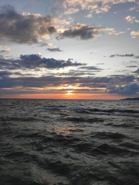 bulutlar ile deniz üzerinde gün batımı