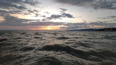 bulutlar ile deniz üzerinde gün batımı