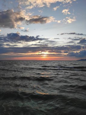 bulutlar ile deniz üzerinde gün batımı