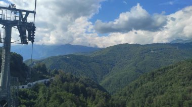 Dağlardaki teleferik.