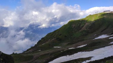 Dağlarla ve mavi gökyüzüyle manzara