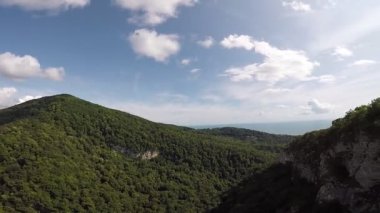 Dağlı ve bulutlu manzara