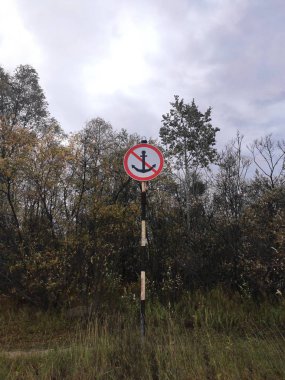 Nehir kenarındaki deniz taşımacılığı işareti