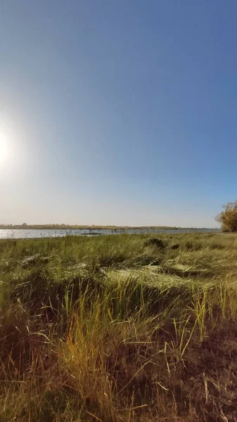 Sonbahar Manzarası Göl Mavi Gökyüzü Ile — Stok fotoğraf