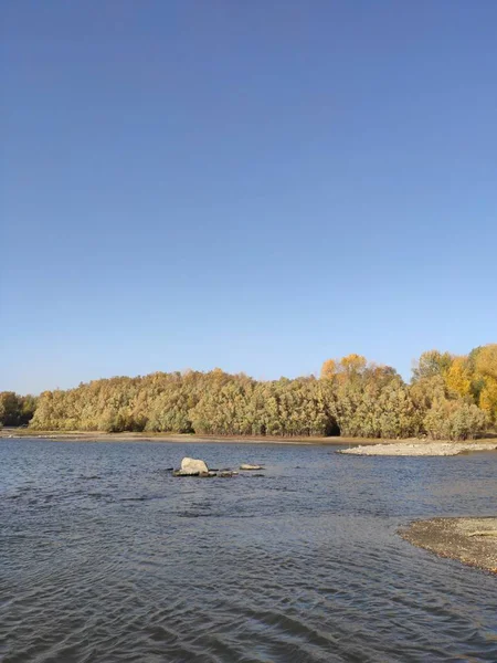 湖と青空のある秋の風景 — ストック写真