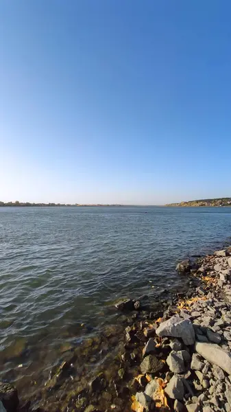 Sonbahar Manzarası Göl Mavi Gökyüzü Ile — Stok fotoğraf