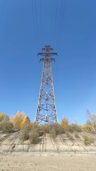 Yüksek Gerilim Kulesi Mavi Gökyüzü — Stok fotoğraf