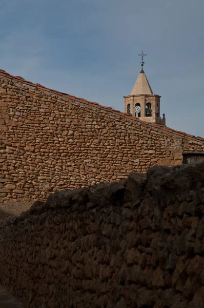 Dům Věž Kostela Pozadí Bello Teruel Aragon Španělsko — Stock fotografie