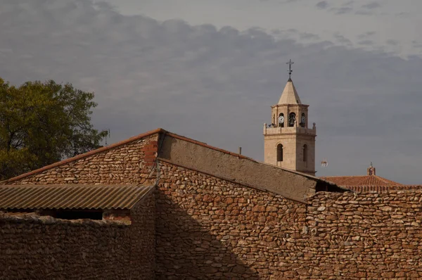 Egyház Háza Tornya Háttérben Bello Teruel Aragon Spanyolország — Stock Fotó