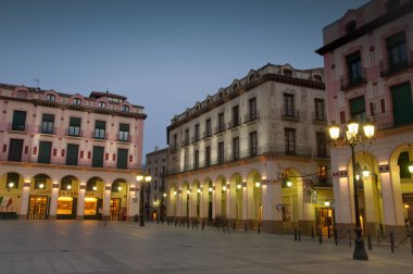 Gün batımında Lopez Allue Meydanı 'ndaki binalar.