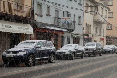 Bir şehrin caddesinde kar yağışı.