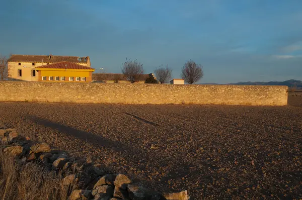 Épületek és vidéki táj Bello faluban. — Stock Fotó