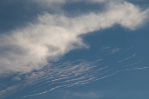 Formação de nuvens sobre a Lagoa Gallocanta. — Fotografia de Stock