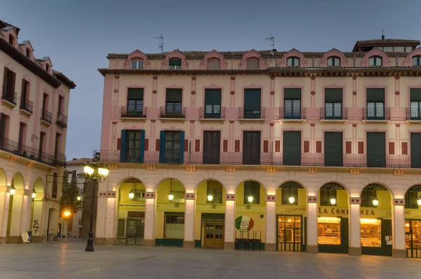 Edifici in piazza Lopez Allue al tramonto. — Foto Stock