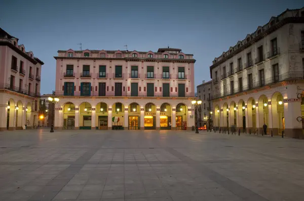 Edifici in piazza Lopez Allue al tramonto. — Foto Stock