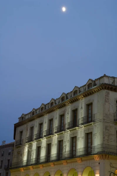 Edificio e luna in piazza Lopez Allue. — Foto Stock