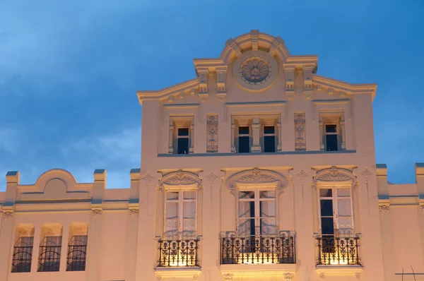 Bâtiment au coucher du soleil sur la place Navarra. — Photo