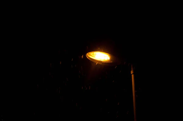 Sabinanigo 'da yağmur altında sokak lambası. — Stok fotoğraf